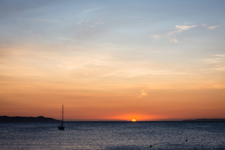 Presqu'île de Giens – Lever de soleil sur la plage de La Capte, vue sur le fort de Brégançon et les îles d'Or