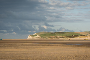 Vue du cap Blanc-Nez depuis la plage de Wissant