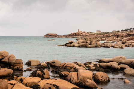 Trégastel – Vue sur le phare de Ploumanc'h depuis la presqu'île Renote