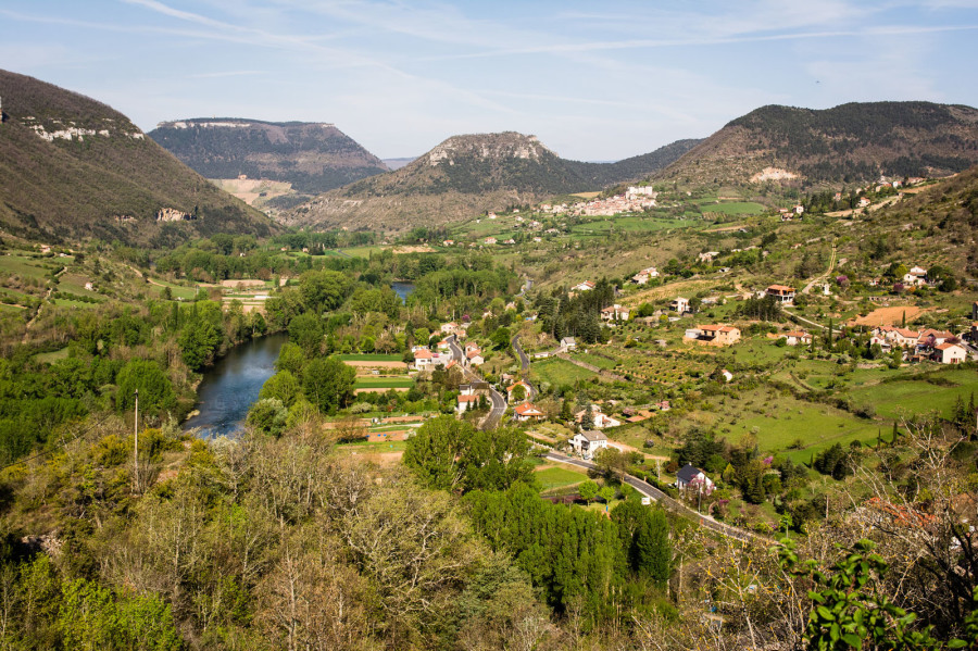 Randonnée sur les corniches du causse Méjean – Vue sur Le Rozier