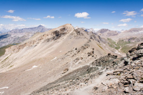 Randonnée de la pointe des Fours et du Pélaou Blanc – Sentier jusqu'à la pointe des Fours, avec derrière l'arrête du Pélaou Blanc