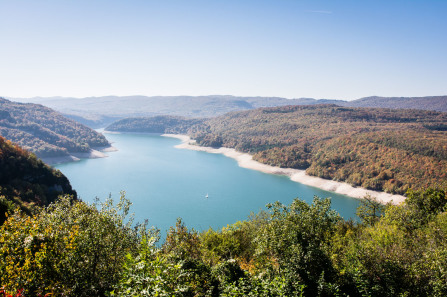 Lac de Vouglans depuis le belvédère du Regardoir