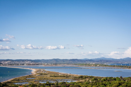 Presqu'île de Giens – Vue sur le double tomoblo depuis le square Bachagha Boualam