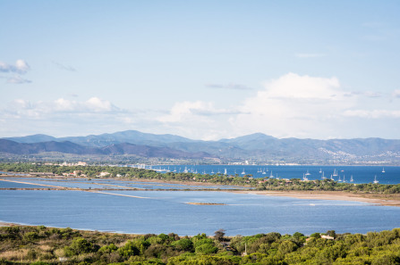 Presqu'île de Giens – Vue sur le double tomoblo depuis le square Bachagha Boualam