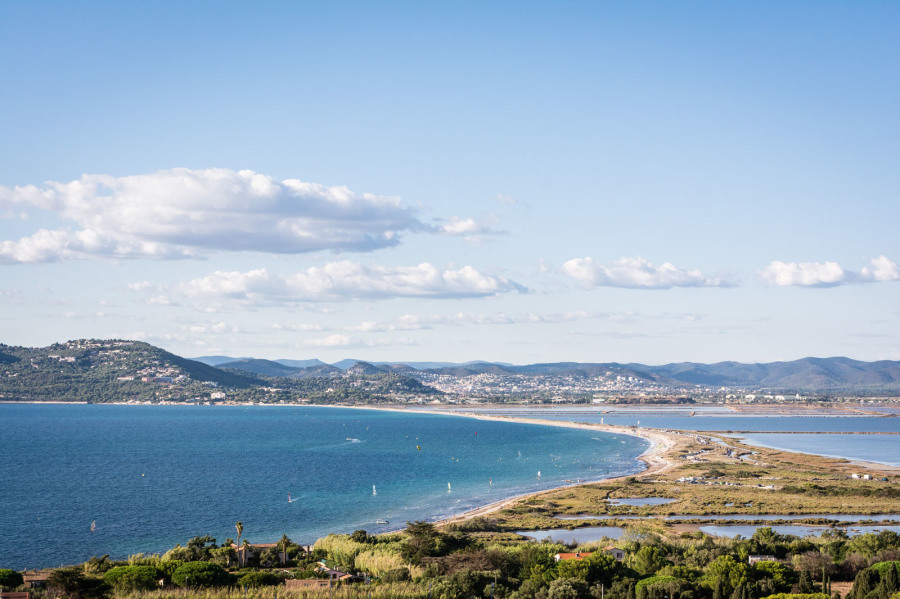 Presqu'île de Giens – Vue sur le double tomoblo depuis le square Bachagha Boualam