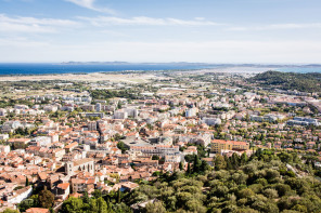 Hyères – Vue depuis le château, vers le salin des Pesquiers et les îles d'Or