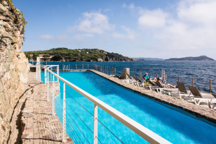 Presqu'île de Giens – Sentier du littoral entre le port du Niel et la baie du Niel – Piscine de l'hôtel Le Provençal