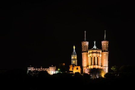 Presqu'île – Quais de Saône – Basilique Notre-Dame de Fourvière vue depuis la passerelle du Palais de Justice