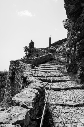 Moustiers-Sainte-Marie – Montée à la chapelle Notre-Dame-de-Beauvoir