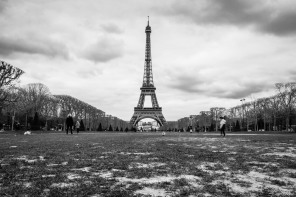 Vue de la tour Eiffel depuis le Champ-de-Mars