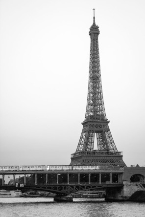 Vue de la tour Eiffel depuis l'avenue du Président-Kennedy