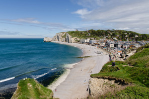 Vue d'Etretat depuis la falaise d'Aval