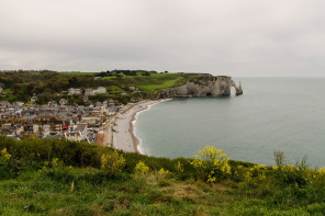 Vue d'Etretat depuis la falaise d'Amont