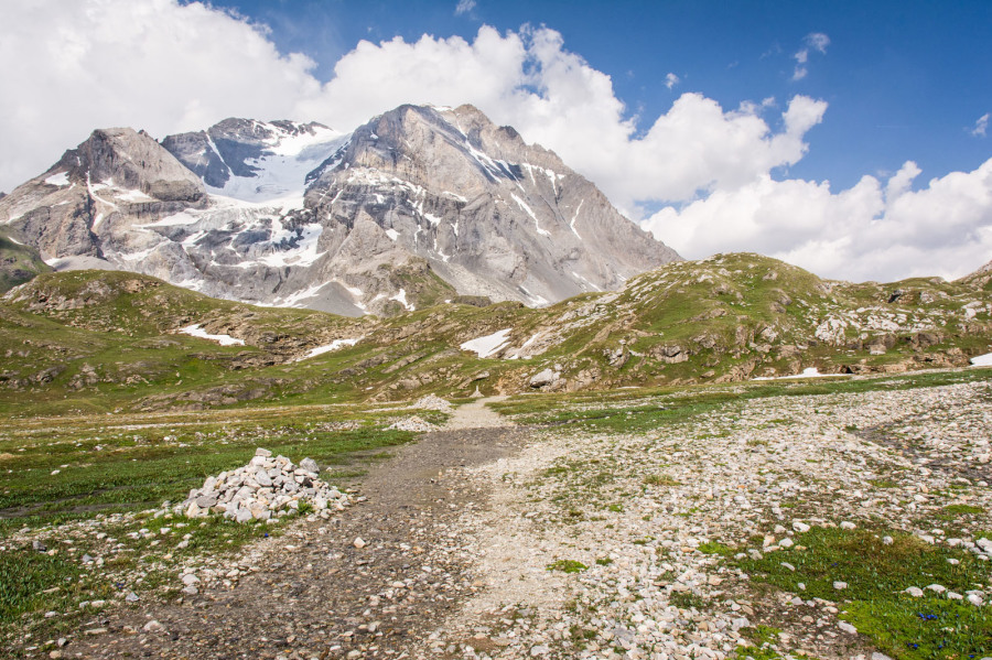 Randonnée du col de la Vanoise – Lac des Assiettes, et au fond la Grande Casse (juin 2017)