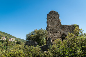 Saint-Georges-les-Bains – Ruines de Saint-Marcel-de-Crussol (au printemps)