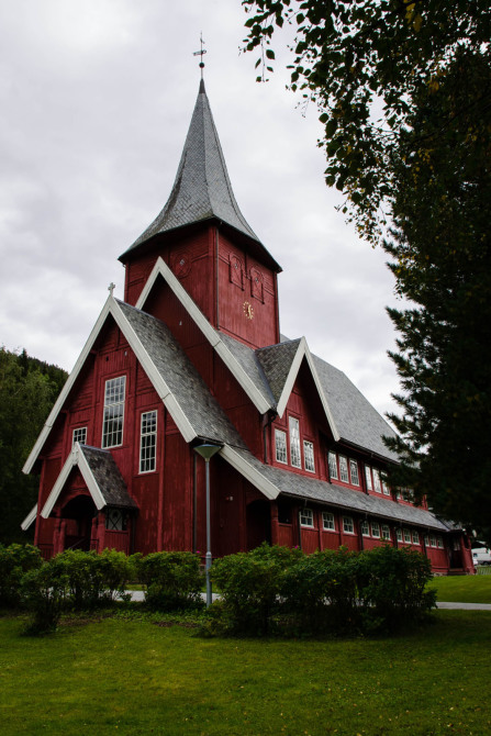 Eglise en bois rouge à Hol