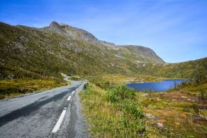 Route qui descend à Husøy