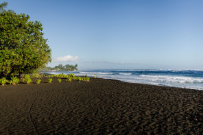 Plage de sable de noir à Papara