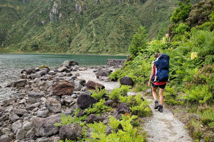 Descente jusqu'au lagoa do Fogo avec bébé sur le dos